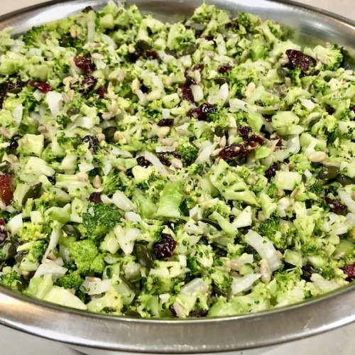 סלט ברוקולי עם פיצוחים ממכר ומלא בבריאות. Highly Addictive Raw Broccoli and Seeds Salad - Miss Ageless Recipe